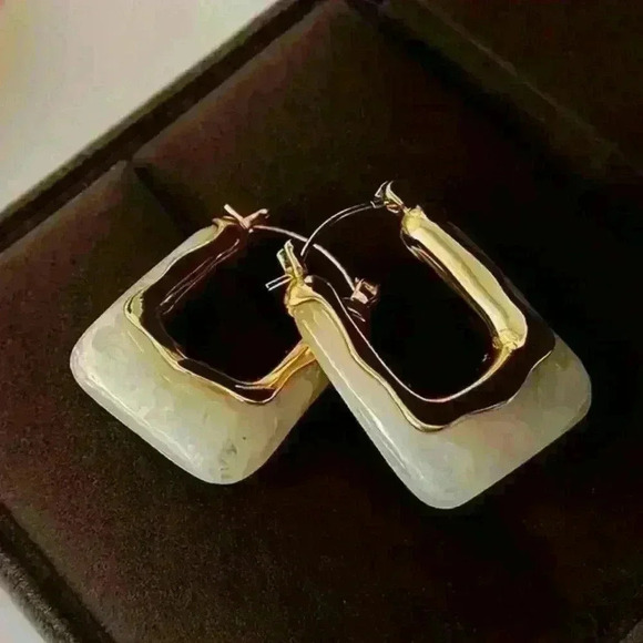 - Elegant And Luxurious U-Shaped Hoop Earrings - Picture 3 of 5